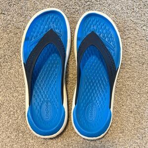 Crocs light ride flip flops GUC